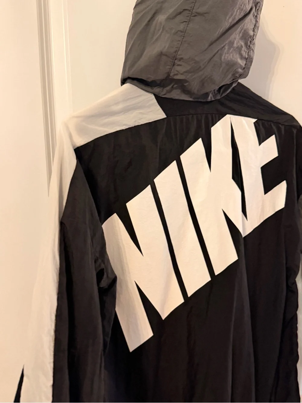 Nike Boys Black & Gray Windbreaker Jacket with Hood - size Large